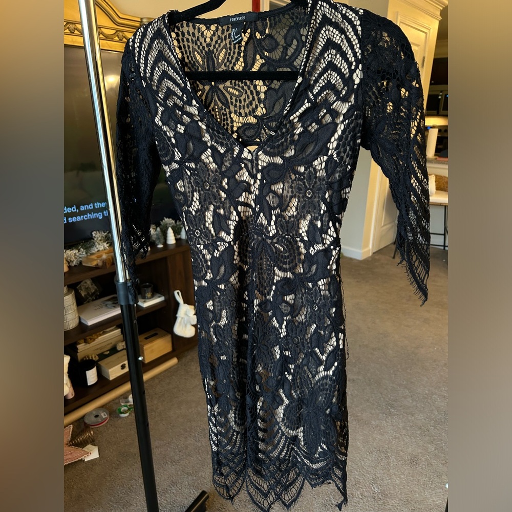 Black lace midi sleeve open back dress - size s 

Forever 21